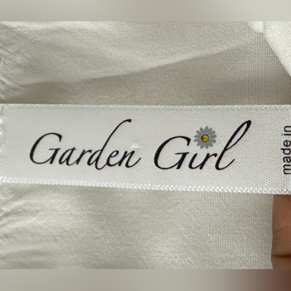 Garden Girl Embroidered Floral Red Blue Green Button Down Sleeveless White Top M - Picture 2 of 11